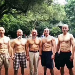 70岁老爷子练出健硕身材，在他面前，年龄真的只是数字