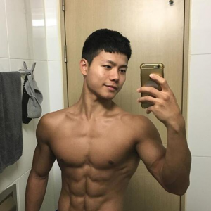 小伙健身一年，秀漂亮的8块腹肌，分享在家里练习腹肌方法！ ...